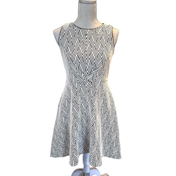 Banana Republic Fit & Flare Geo Print Knit Dress Size 4 -0693 - Picture 1 of 5
